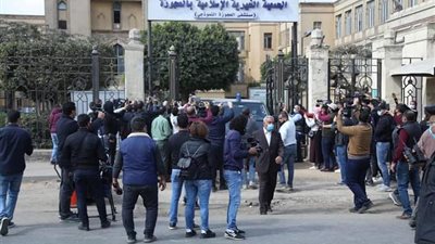 فيديو.. نجلة يوسف شعبان تنهار من البكاء أثناء تشيع جثمانه 