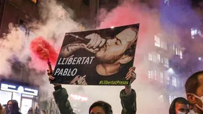 الشرطة الإسبانية تحقق في دور محتمل لأجانب بأعمال الشغب في برشلونة