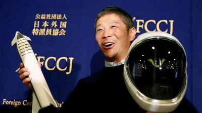 ملياردير ياباني يبحث عن 8 أشخاص من أنحاء العالم يرافقونه في رحلة إلى القمر!