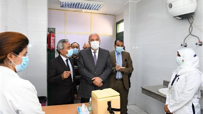 أهالي محافظة قنا يتلقون لقاح فيروس كورونا المستجد بالمركز الأوربي