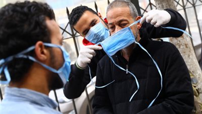 مستشار الرئيس يوجه تحذيرا للمصريين بعد انخفاض حالات كورونا (فيديو)