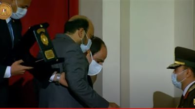 لفتة إنسانية من السيسي مع الطبيب الذي فقد بصره في مواجهة كورونا