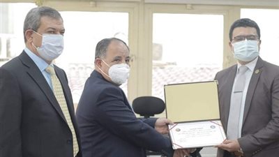 وزير المالية يكرم أحد 