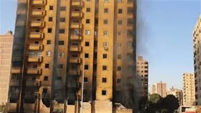شاهد بالصور.. قبل تفجيره بدقائق.. اللحظات الأخيرة لعقار الهرم المحترق 