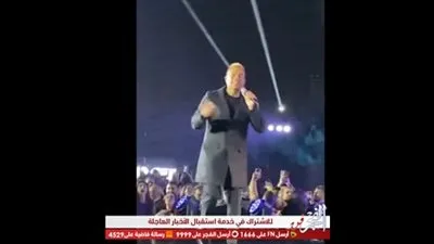 عاجل.. سقوط الهضبة عمرو دياب على المسرح أثناء غنائه 