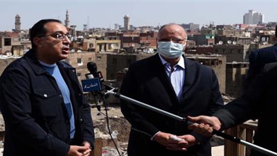 رئيس الوزراء يتفقد ورش الجمالية ويستجيب لأصحابها بمنع التوك توك 