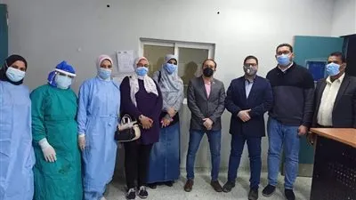فريق طبي يجري جراحة دقيقة لمُسنة مصابة بكورونا في ناصر العام ببني سويف