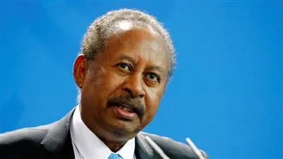 حمدوك يتسلم أول بطاقة فيزا مصرفية صادرة في السودان