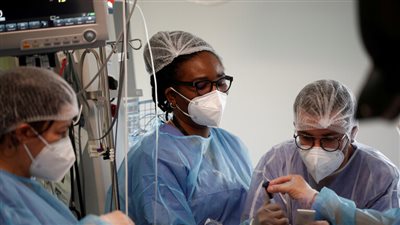 إجلاء نحو 100 مصاب بكورونا من باريس