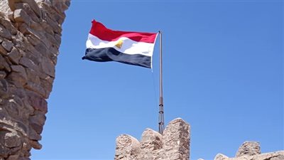 رفع العلم المصري على قلعة صلاح الدين بطابا إحياءً للذكرى 32 لعودتها (صور)