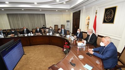 وزيرا الإسكان والإنتاج الحربى ورئيس 