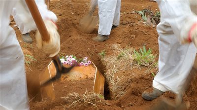 فتح تحقيق عاجل بعد انتشار وفيات غامضة في دولة إفريقية