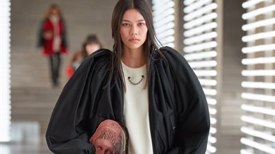 موضة فصل الخريف 2021.. تنوع الألوان والتصميمات (صور)