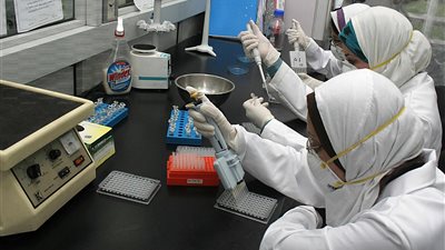 الشروط وطريقة التسجيل.. كيف يمكن ضم معامل التحاليل الطبية لمنظومة التأمين الصحي الشامل؟