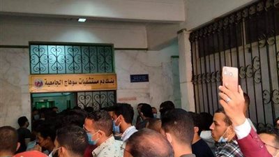 السوهاجية ينفذون حياة مصابى حادث القطار بدمهم (صور)