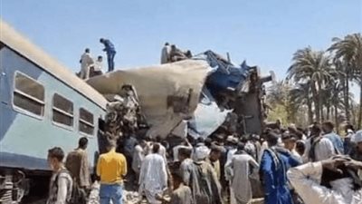 حادث قطار سوهاج.. عربة تحولت لكتلة واحدة وجار فتحها لاستخراج من بداخلها (فيديو)