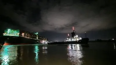  بدء مناورات قطر تعويم السفينة البنمية الجانحة ‏(صور)