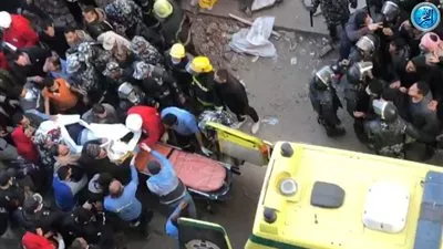 لحظة استخراج جثة من أسفل انقاض عقار جسر السويس المُنهار (فيديو)