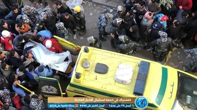 عاجل.. مشاهد صادمة لنقل جثث عقار جسر السويس المنهار (صور)