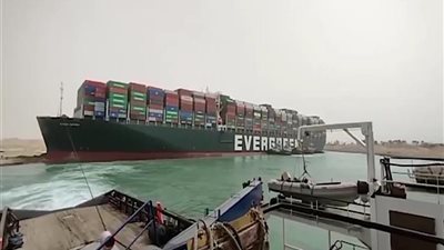 خبير الملاحة الدولية: تعويم السفينة الجانحة بأيادي مصرية 