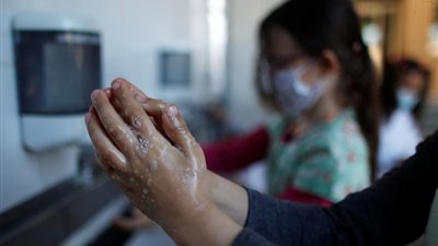 عمدة باريس يدعو إلى إغلاق المدارس لكبح انتشار كورونا