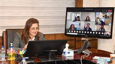 لأول مرة وزيرة التخطيط تشارك في لقاء على 