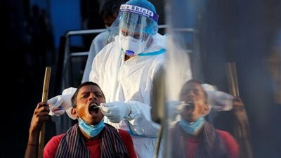 الإصابات اليومية بفيروس كورونا تسجل رقما قياسيا جديدا في الهند 