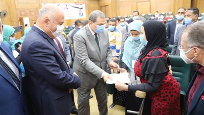 سعفان ومحافظ قنا يسلمان  40 عقد عمل لذوي الهمم والعزيمة 