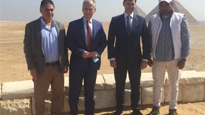 وزير السياحة اليوناني يزور منطقة أهرامات الجيزة 