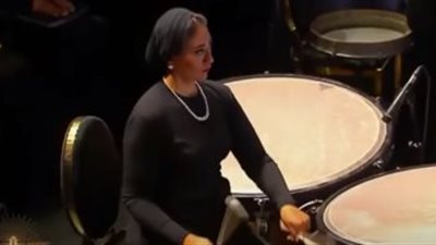 عازفة التيمباني في حفل المومياوات: 