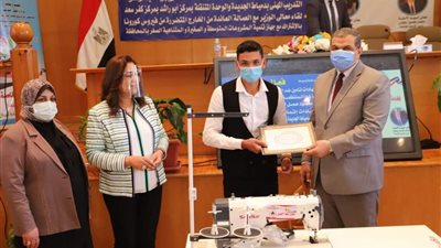 سعفان ومحافظ دمياط يسلمان 50 شهادة إتمام تدريب بالوحدة المتنقلة