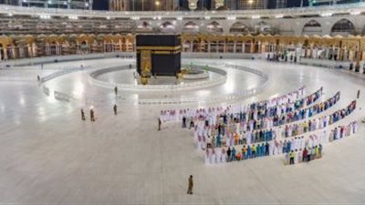 أداء صلاة التراويح بالمسجد الحرام في أول ليالي شهر رمضان الكريم