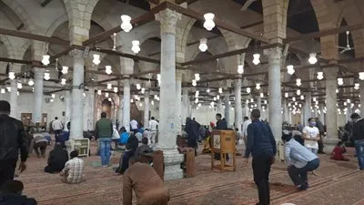 أول صلاة تراويح من مسجد عمرو بن العاص (صور)