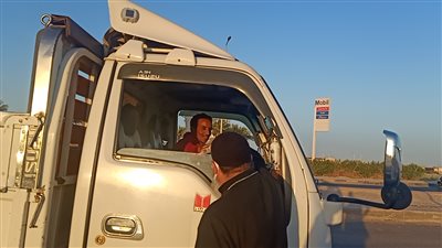 إفطار المحبة.. على الطرق السريعة القمص يؤانس أديب يوزع التمر والعصير على المسلمين بالغردقة (فيديو وصور)