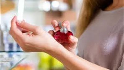 هل خروج المرأة متعطرة في نهار رمضان يُفطر؟.. واعظة بالأزهر تجيب (فيديو)