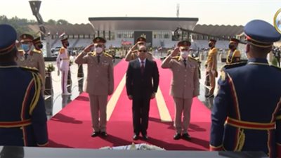 شاهد.. السيسي يضع إكليل من الزهور على النصب التذكاري للشهداء