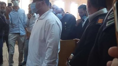 إصابة المتهم بالتحرش بطفلة المعادي بحالة إغماء داخل قفص الاتهام