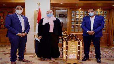 بالصور.. متعافون من الإدمان يهدون وزيرة التضامن فانوس رمضان من تصميمهم