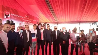 وصول كبار الزوار إلى مقر وضع حجر الأساس للنادي الأهلي