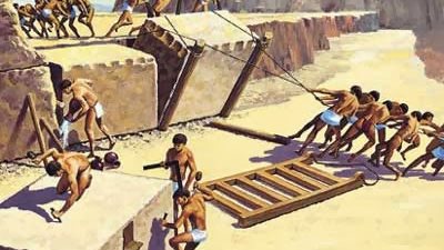 في عيد العمال.. خبير أثري يثبت بالأدلة كذب هيرودت حول بناء الأهرامات بالسخرة  