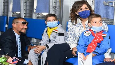 وزيرة الهجرة تستقبل مواطنا مصريا ساعد في القبض على مجرم هارب بأمريكا (فيديو)