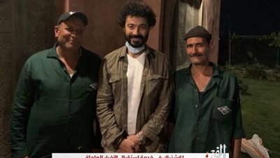 خالد النبوي ينشر صورة برفقة عمال النظافة ويعلق: