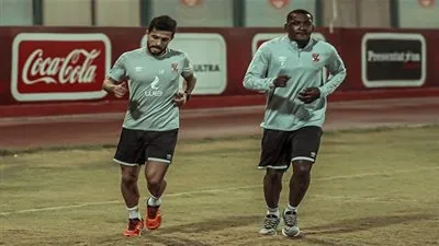 تدريبات بدنية منفردة لثنائي الأهلي على هامش المران الجماعي للفريق