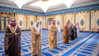 ولي العهد يؤدي صلاة الميت على والدة الأمير محمد بن عبدالرحمن