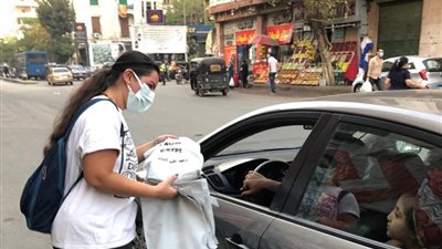 شاهد.. شباب ينظمون فعالية للحفاظ على البيئة وتوزيع كمامات وبلح للصائمين