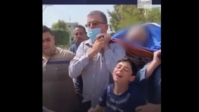شاهد.. طفل فلسطيني يودع والده في جنازته بكلمات مؤثرة
