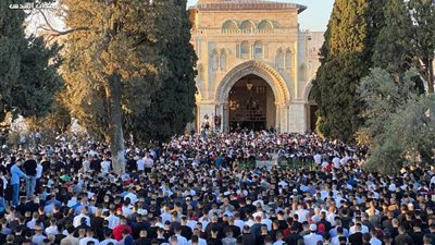 رغم الأحداث الأخيرة.. عشرات الآلاف يؤدون صلاة العيد من المسجد الأقصى (فيديو)