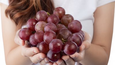 فوائد صحية رهيبة.. هذا ما يحدث لجسمك عند تناول العنب الأحمر؟
