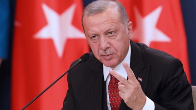 محلل سياسي تركي يهاجم أردوغان ونظامه ويصف سياساته بالفاشلة
