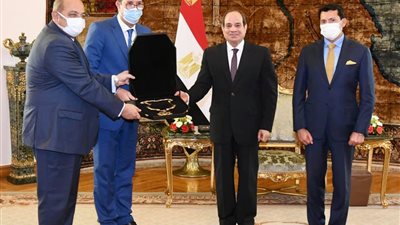 عاجل.. رئيس اللجنة الأولمبية الأفريقية يهدي السيسي وسام الاستحقاق